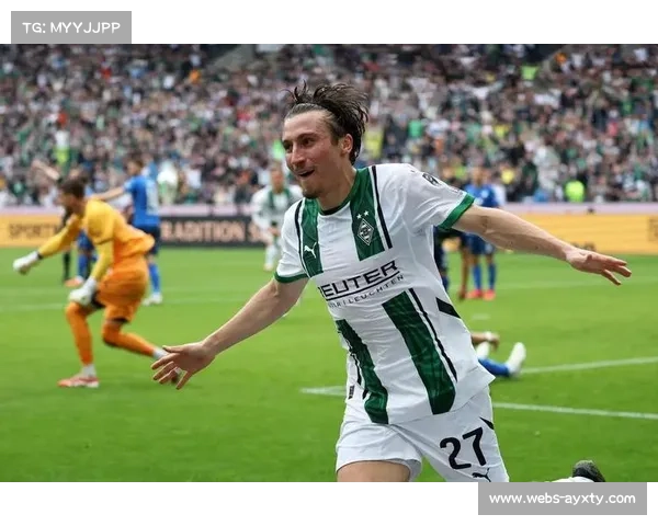 门兴主场球迷声势浩大，塔巴科维奇进球后滑跪庆祝